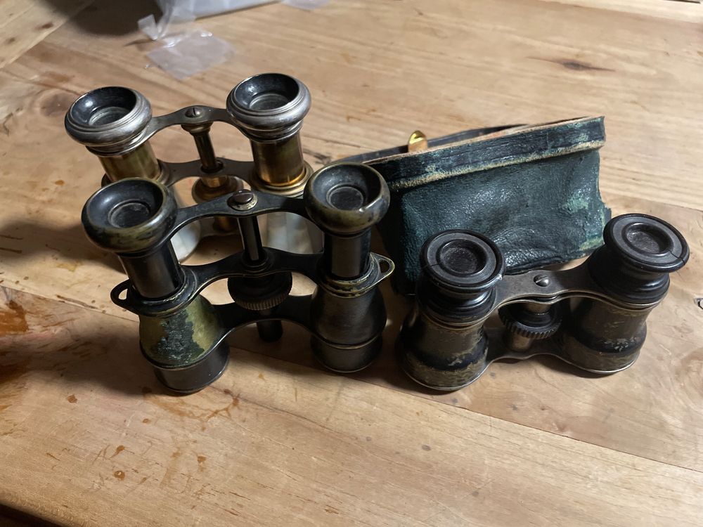 Jumelles de théâtre avec plaquettes de nacre dans leur étui en cuir, Vente aux enchères : Objets