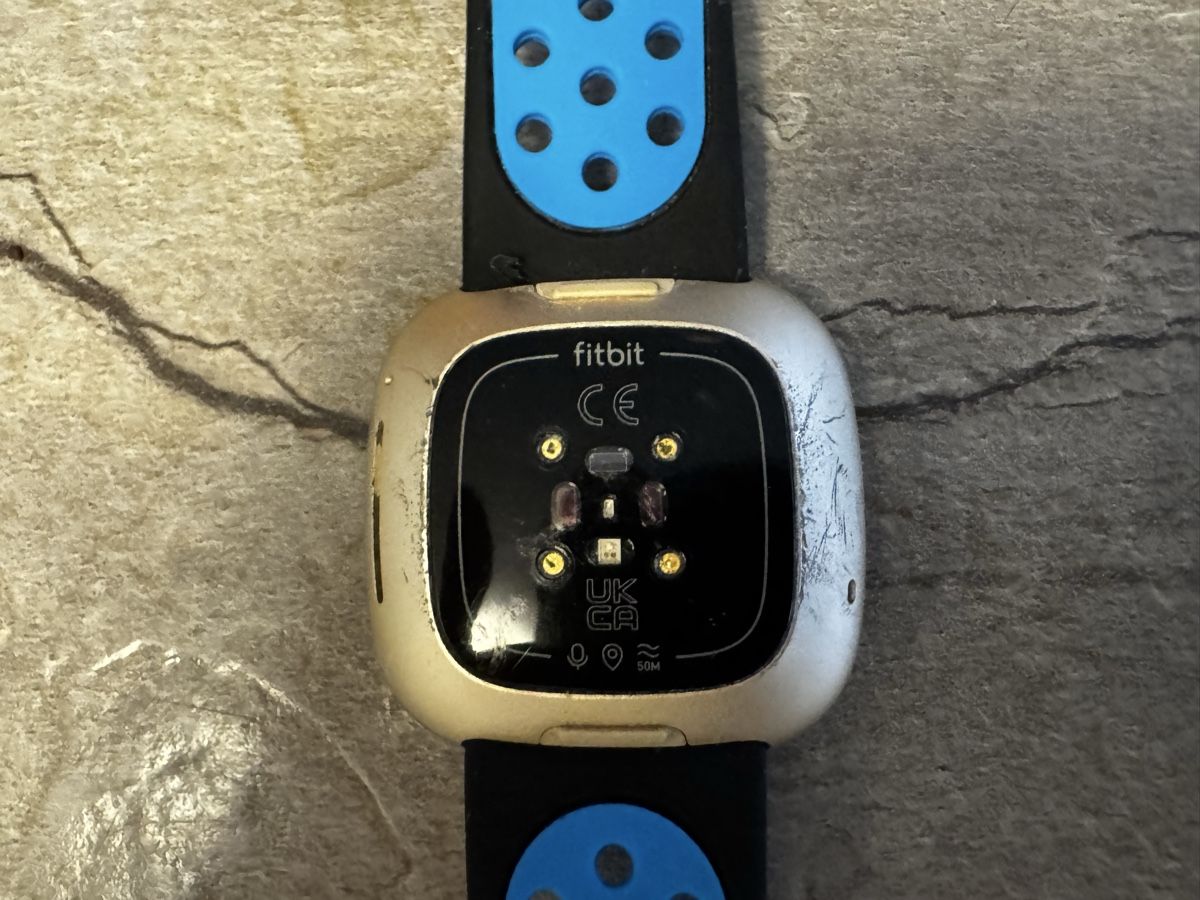 Fitbit Smartwatch: Fitbit Versa 3 gebraucht mit Ladekabel – Gebraucht aus Arisdorf von comestibles 3