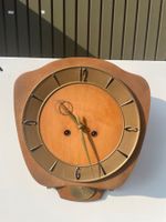 Wanduhr mit Federn