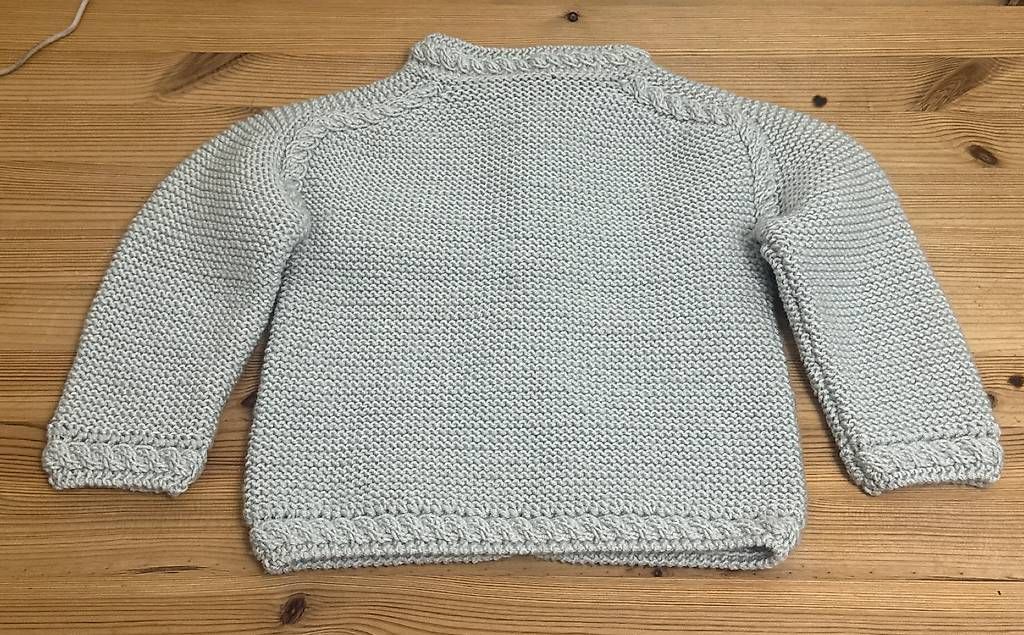 Giacche & Cappotti:  Handgestrickte Kinder-Strickjacke mit Zopfmuster – Nuovo e nell'imballaggio originale da Wollerau venduto da ALPERA 1