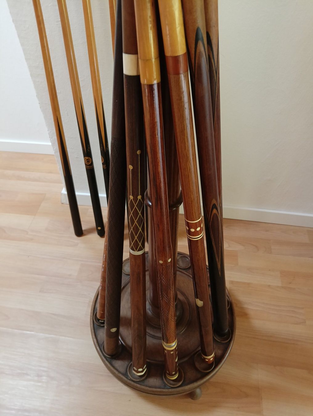 Tavoli da biliardo: Billiard Ständer mit Queues - Vintage – Usato da Lumino venduto da Happy4Happy 3
