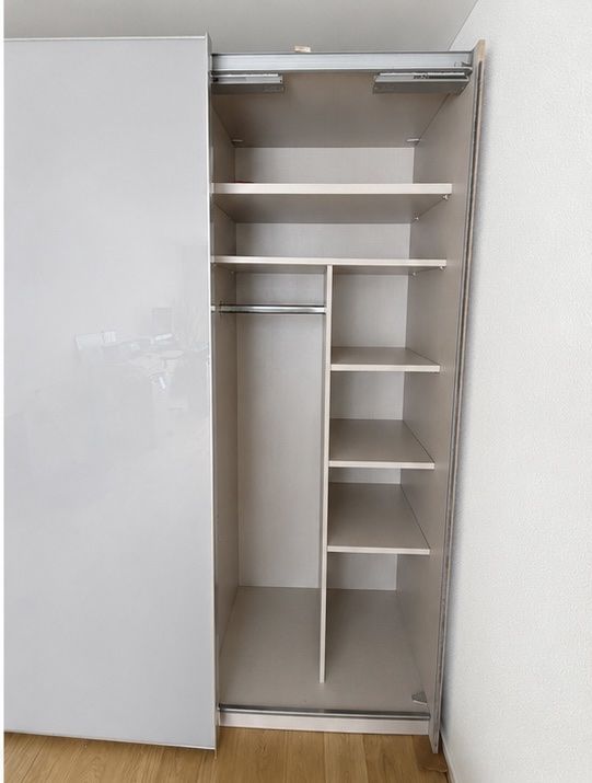 Armoires: Schubiger Kleiderschrank mit LED-Leuchten – Défectueux à Richterswil par ale_ym9l 2