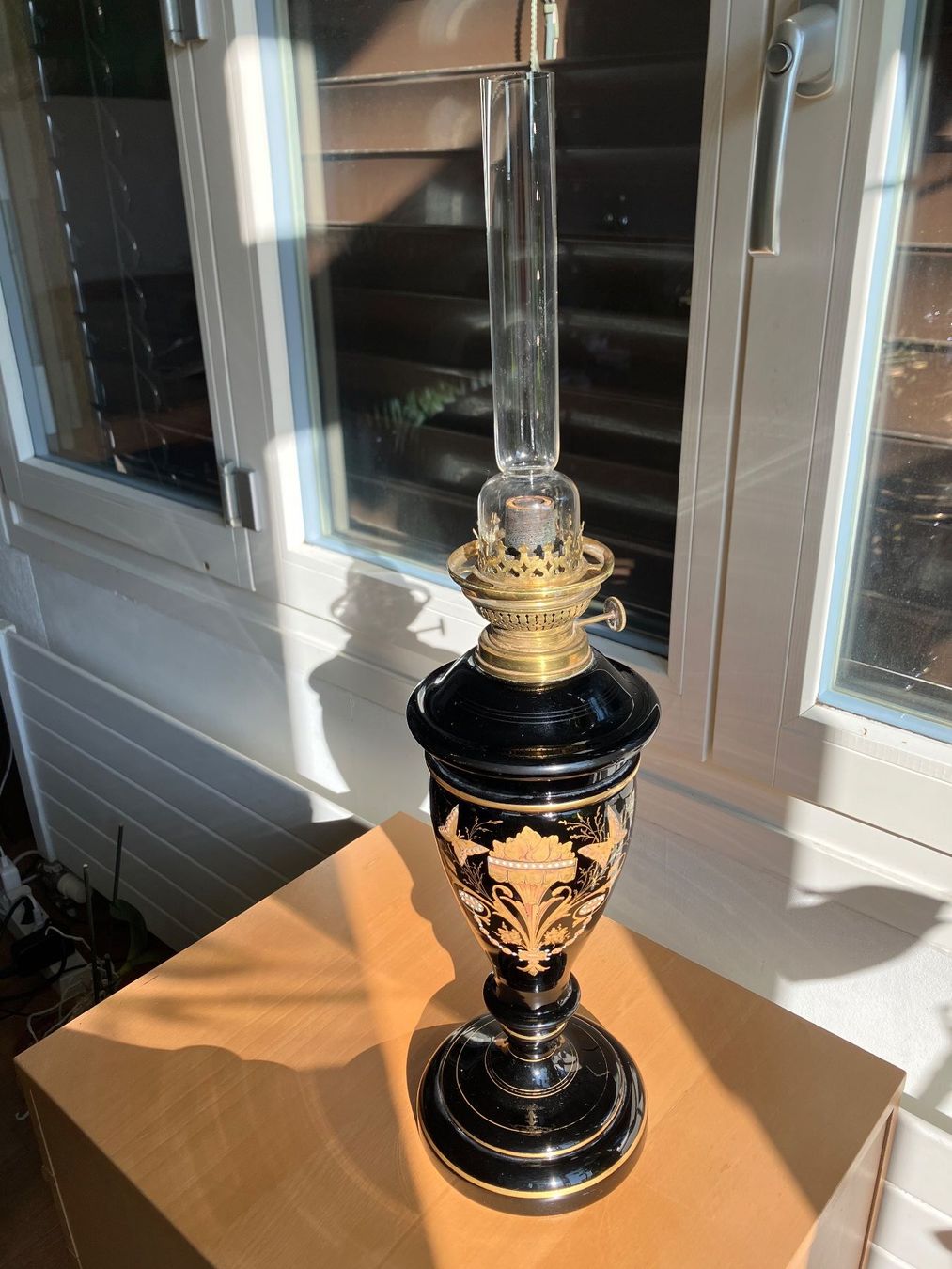 Lampes: Antike Petroleumlampe mit Emaillemalerei – D'occasion à Zürich par Chaya 1