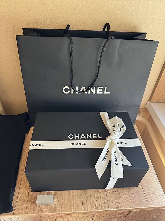 Borse: Chanel Luxus-Geschenkbox + Staubbeutel & Tragetasche  – Usato da Emmetten venduto da kel_982x 1