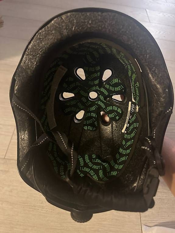 Caschi: 'Nutshell' - casque enfant, presque neuf – Usato da Confignon venduto da lynningva 1