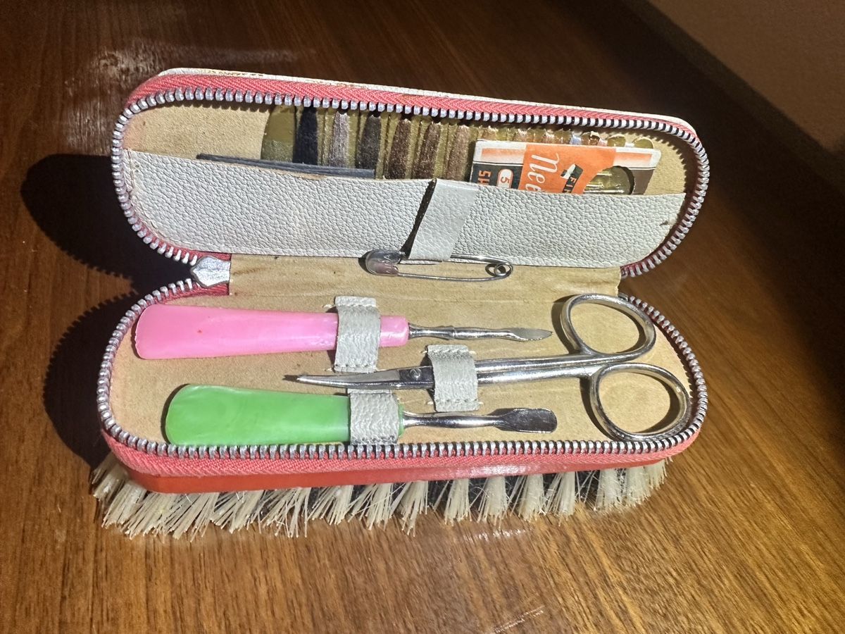 Autres pour bricolage & couture: Trousse de manucure vintage avec brosse rouge – Neuf (Voir description) à St-Maurice par Gigione01