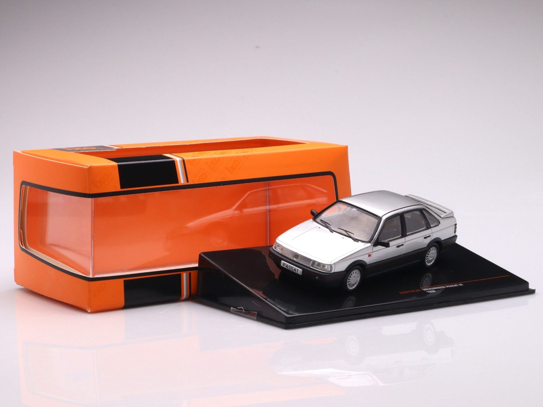 Volkswagen Modellini d'auto: VW Passat GT (1988) – Nuovo e nell'imballaggio originale da Flawil venduto da Imperiosud