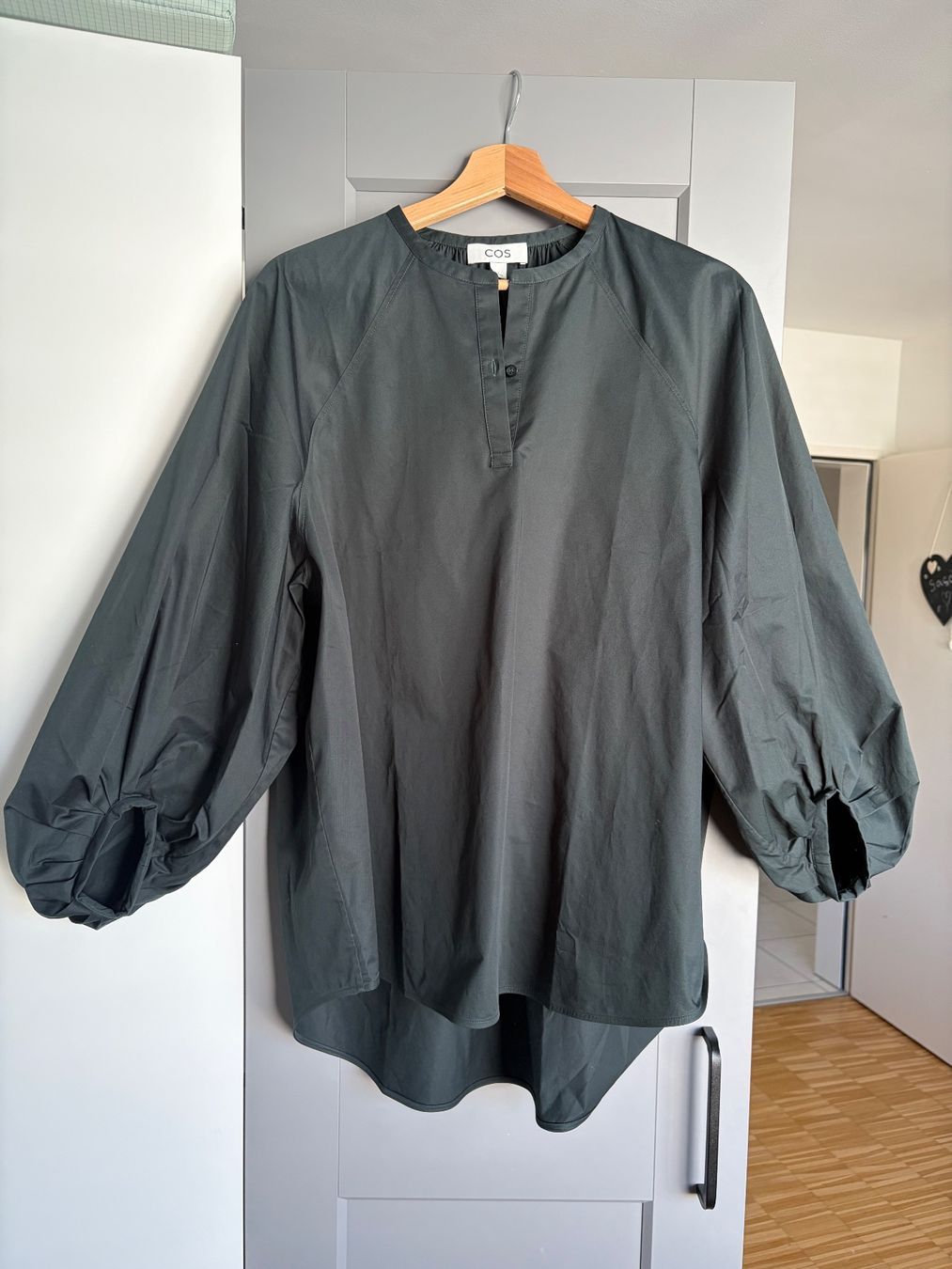 Cos Chemisiers: COS Bluse mit Ballonärmeln, neue – D'occasion à Hergiswil NW par irinagraf