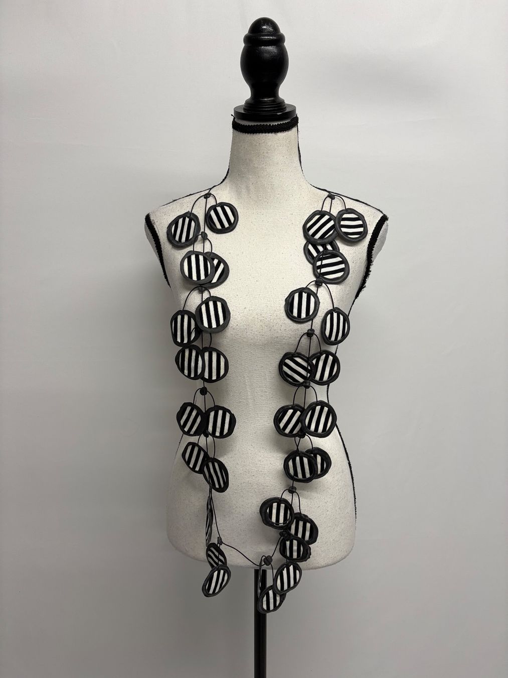 Catenine: Statement Kette schwarz-weiss gestreift Rundholz Stil – Nuovo (secondo la descrizione) da Regensdorf venduto da secondchancefashion 1