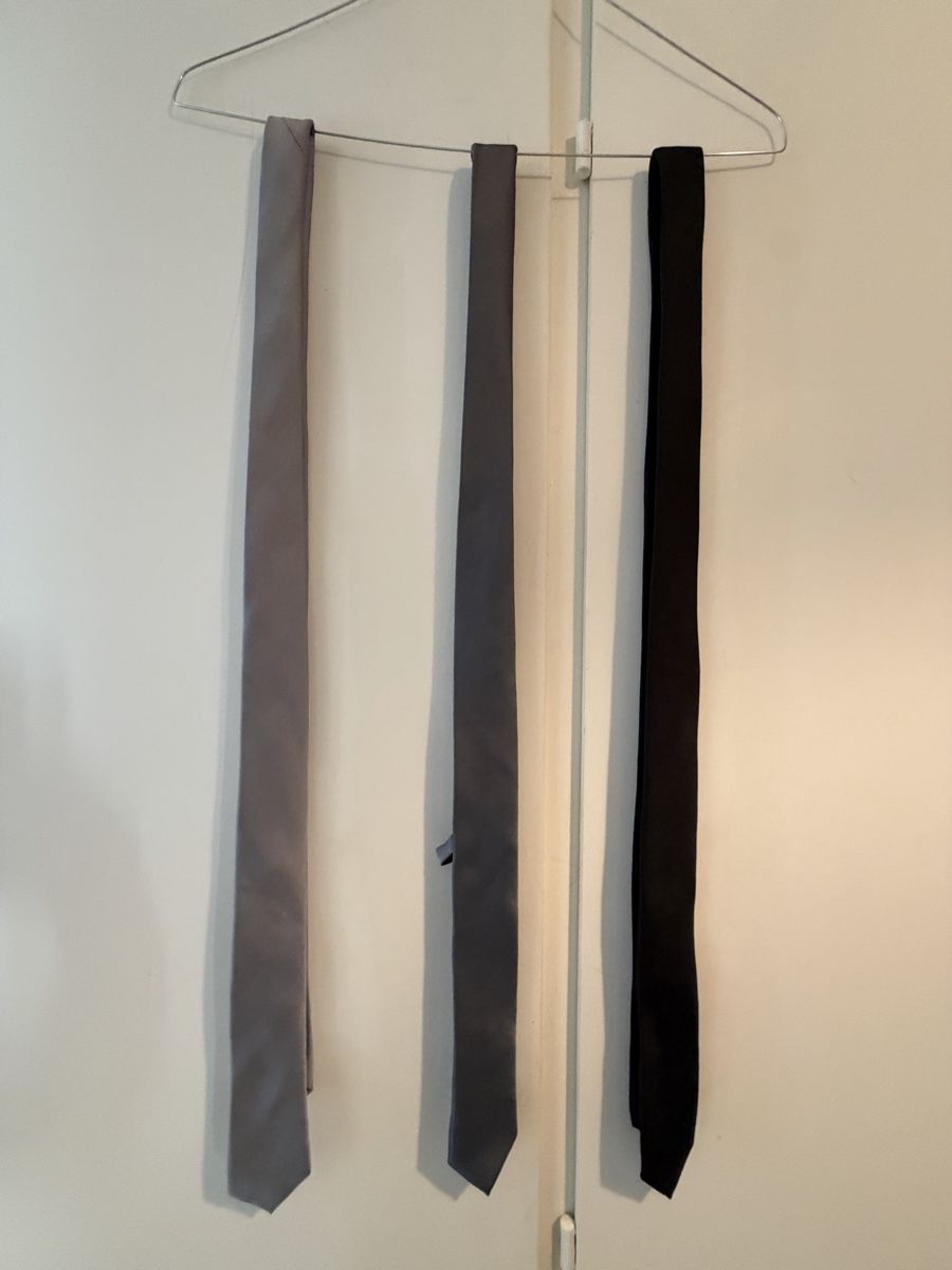 Krawatten: Set di 3 Cravatte 100% Seta Firenze grigio e nero – Gebraucht aus Lugano von can_xdd8