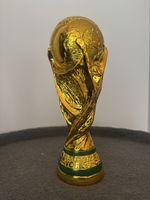 WM Pokal Replika Goldfarben mit Sockel neuwertig
