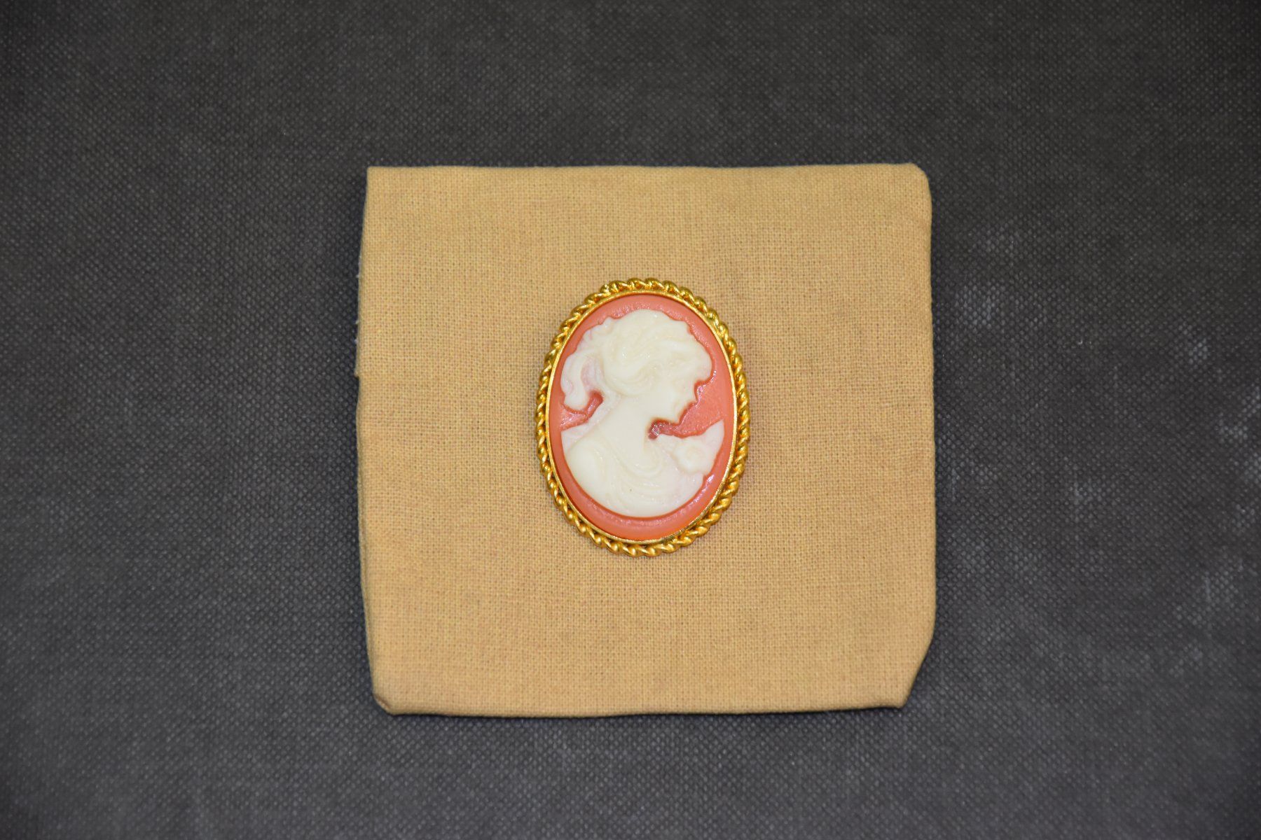 Spille & Fermagli: Brosche Cameo Oval Weiss Rot Damenprofil – Usato da Illighausen venduto da Friedrich0 1