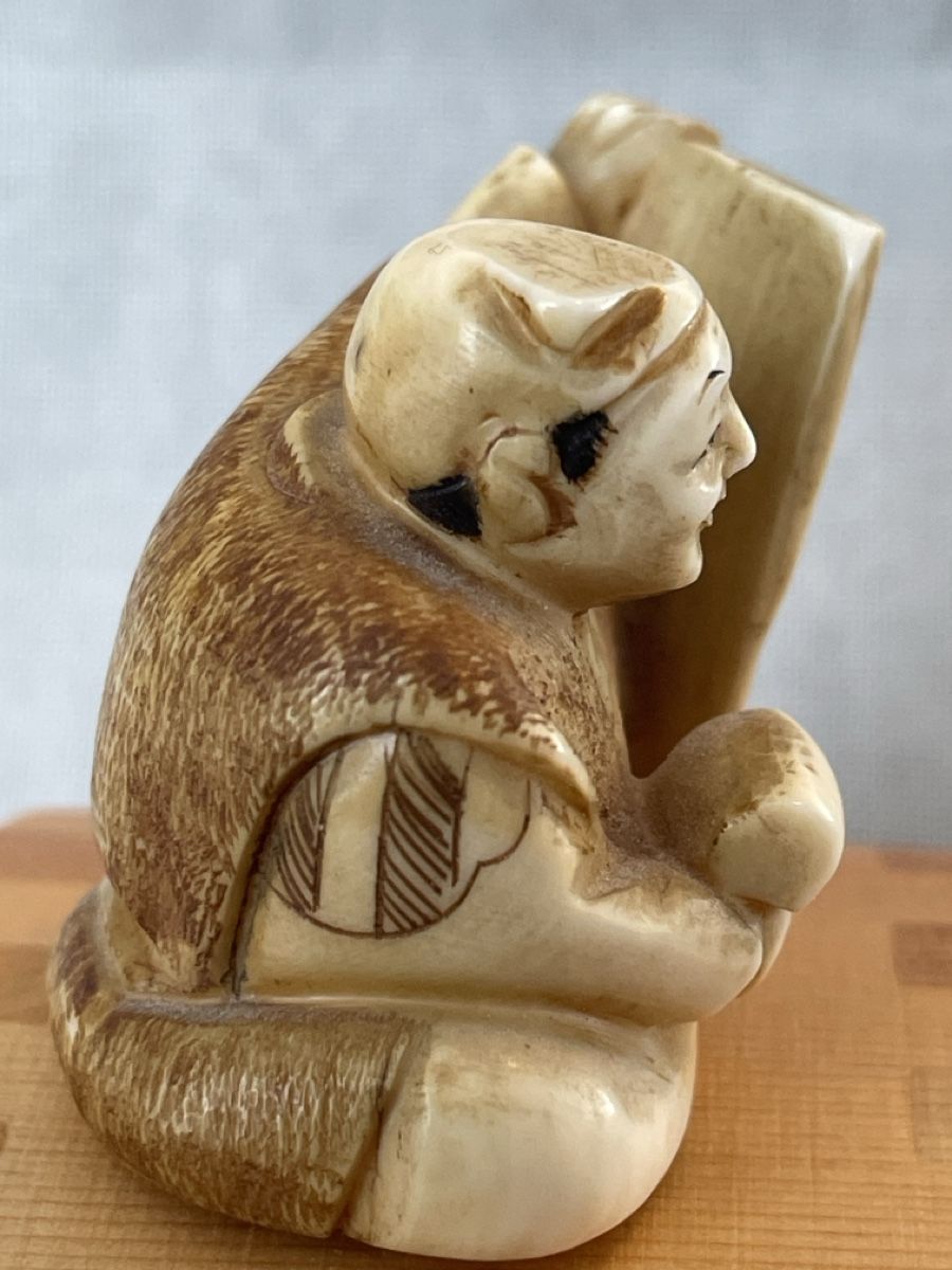 Statuette: Netsuke, sitzender Mann mit Tafel, signiert – Usato da Embrach venduto da Gauvain1 3