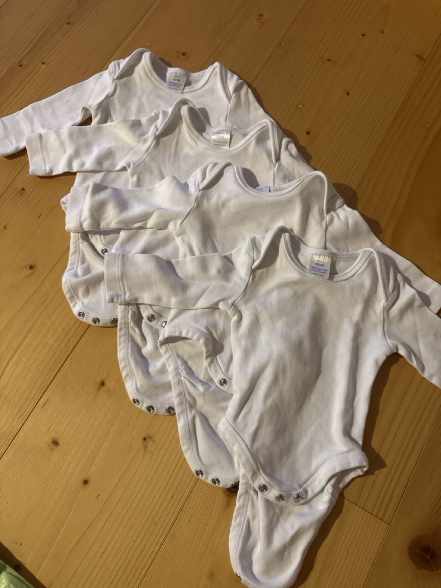 Biancheria intima: 4 weisse Bodys Gr 62/68 – Usato da Baar venduto da saelisilbaer