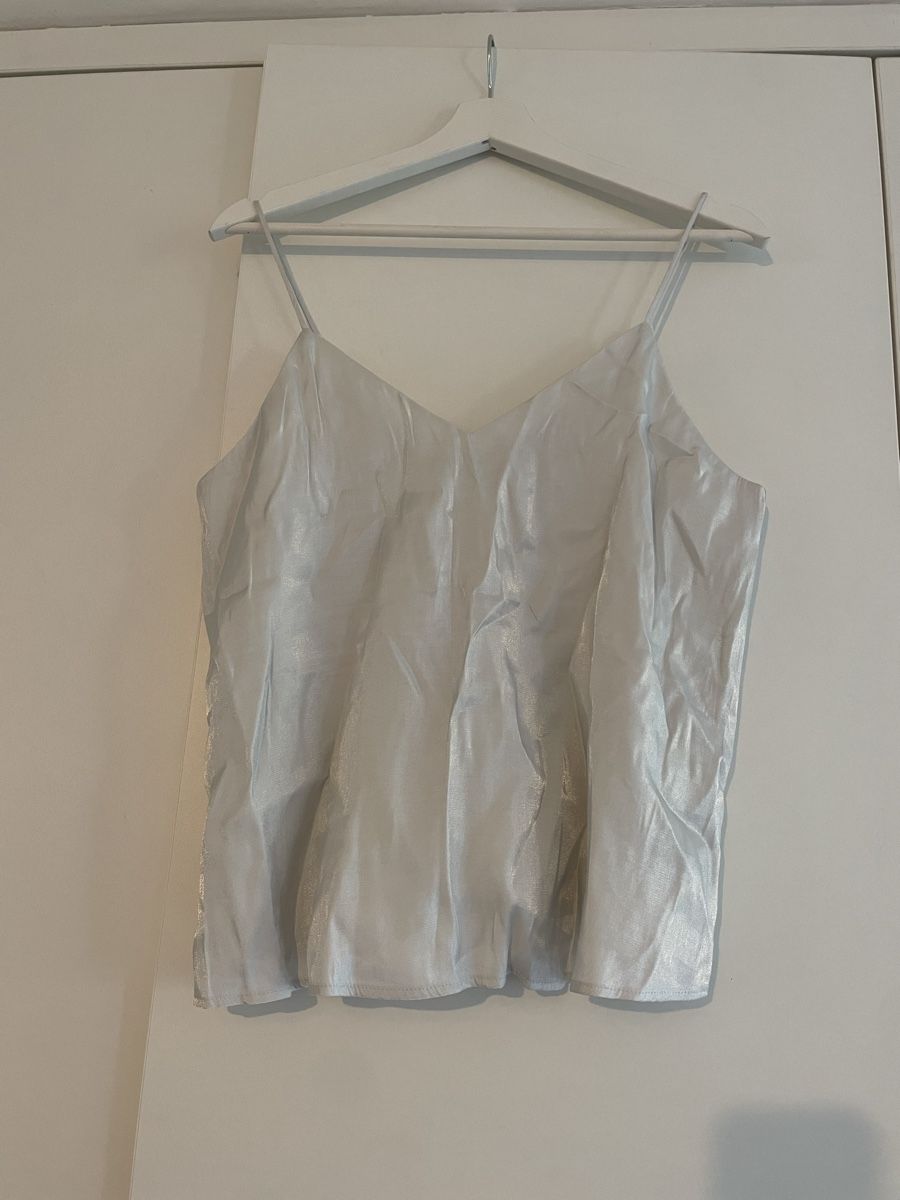 Mango Top: White metallic top – Nuovo (secondo la descrizione) da Roche VD venduto da closetcleanse