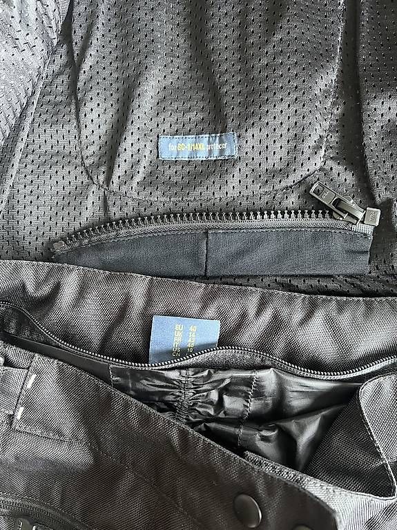 Lotti di vestiti: Motorrad-Leder-Kleidung – Usato da Ebikon venduto da woermli30 1