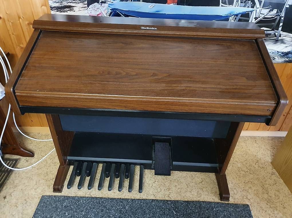 Strumenti musicali: Technics Orgel – Usato da Remetschwil venduto da freyheinz