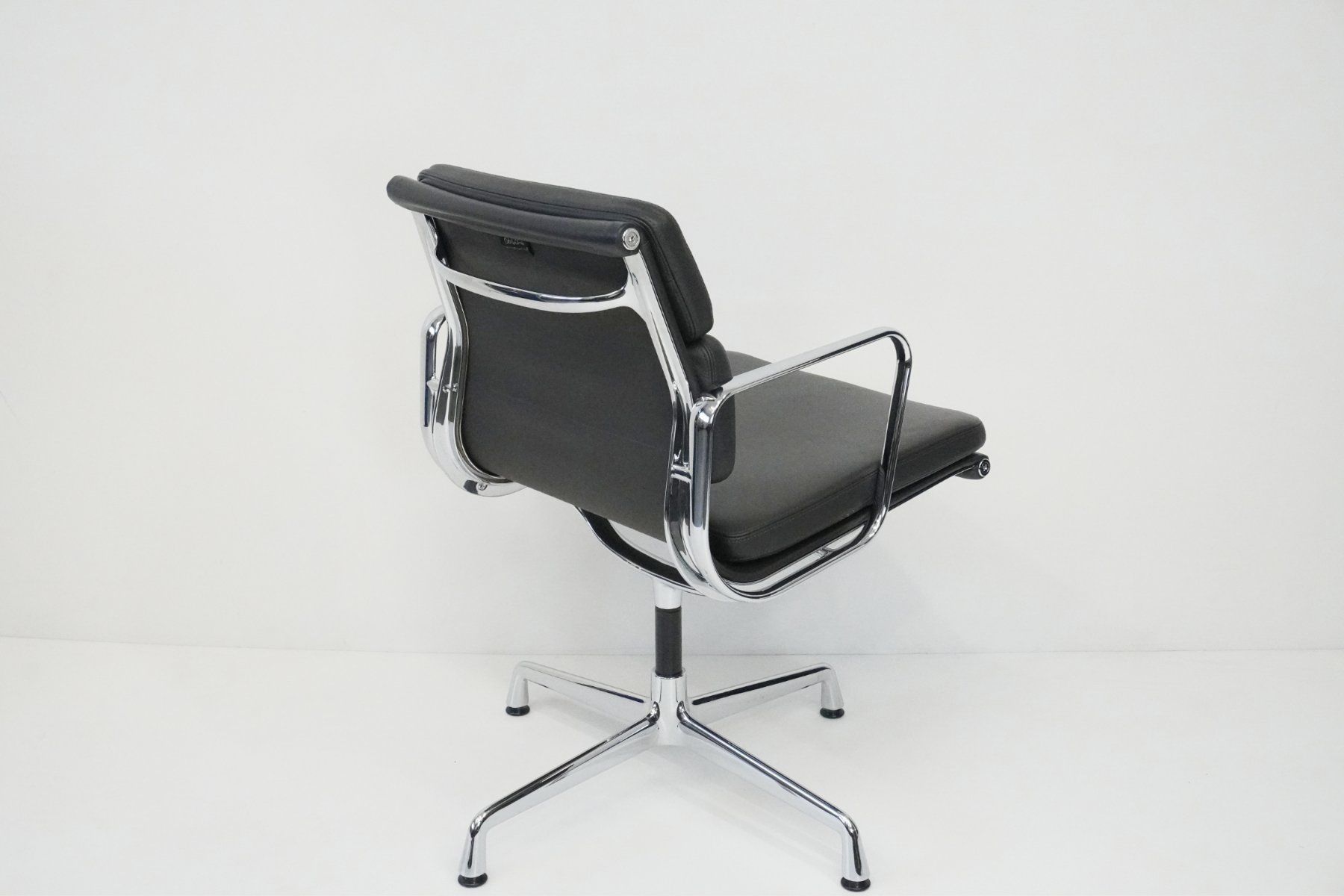 Vitra Sedie: Original Vitra Eames Soft Pad EA208 Leder asphalt – Usato da Bad Zurzach venduto da QLASSIQ 4