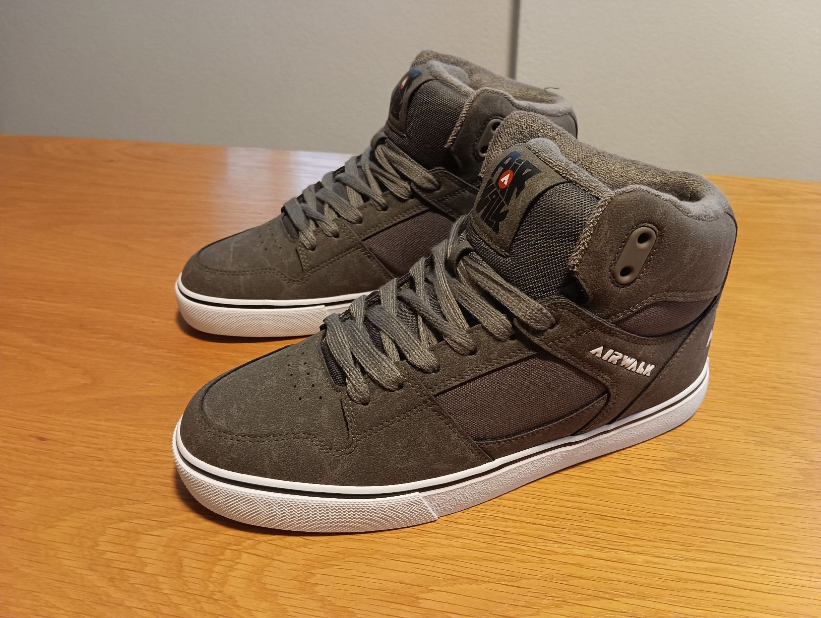 Scarpe da uomo: Neue AIRWALK Sneaker Gr. 44 – Nuovo e nell'imballaggio originale da Densbüren venduto da H-76 2