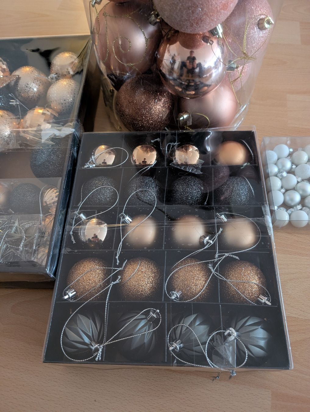 Tutte le decorazioni: Weihnachtskugeln Set mit Baumspitze in Roségold und Schwarz – Usato da Zug venduto da spicko 1