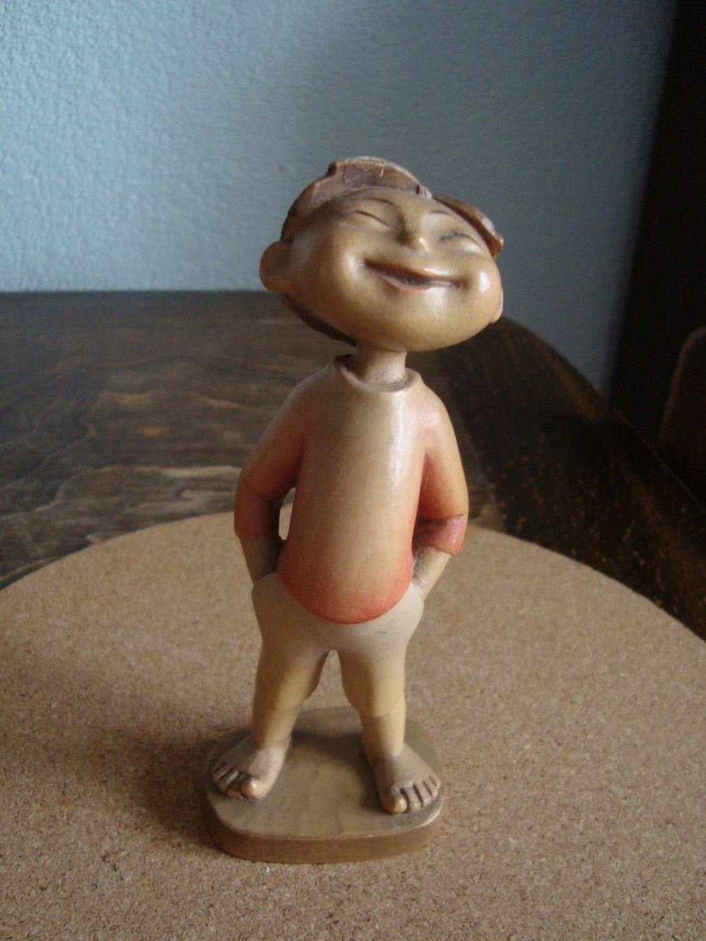 Figuren: Statuette en bois (garçon rieur) – Gebraucht aus Fribourg von ruswil007