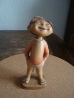 Statuette en bois (garçon rieur)