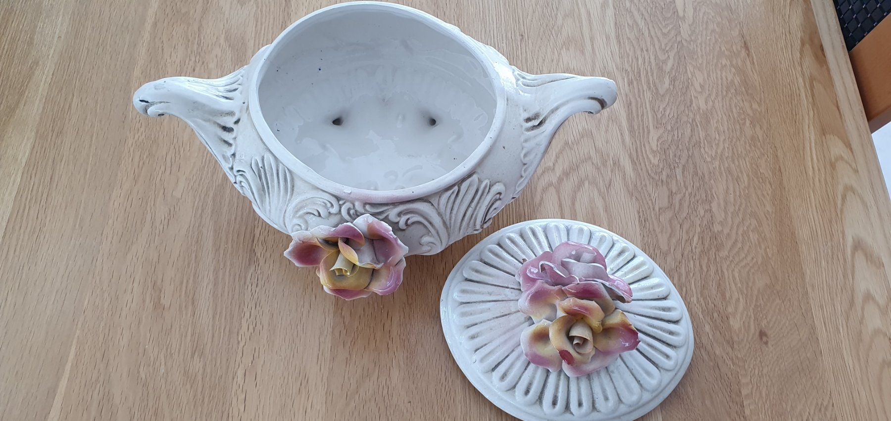 Piatti di portata: Soupière en porcelaine – Difettoso da Moutier venduto da gvmv 1