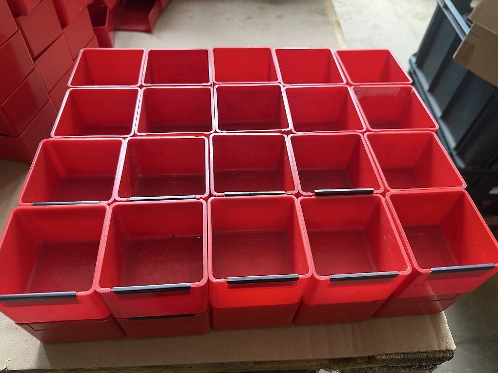 Lista Contenitori & Simili: 40 Stk. Lista Einteilungen 7x7xH:5cm – Usato da Necker venduto da liq24