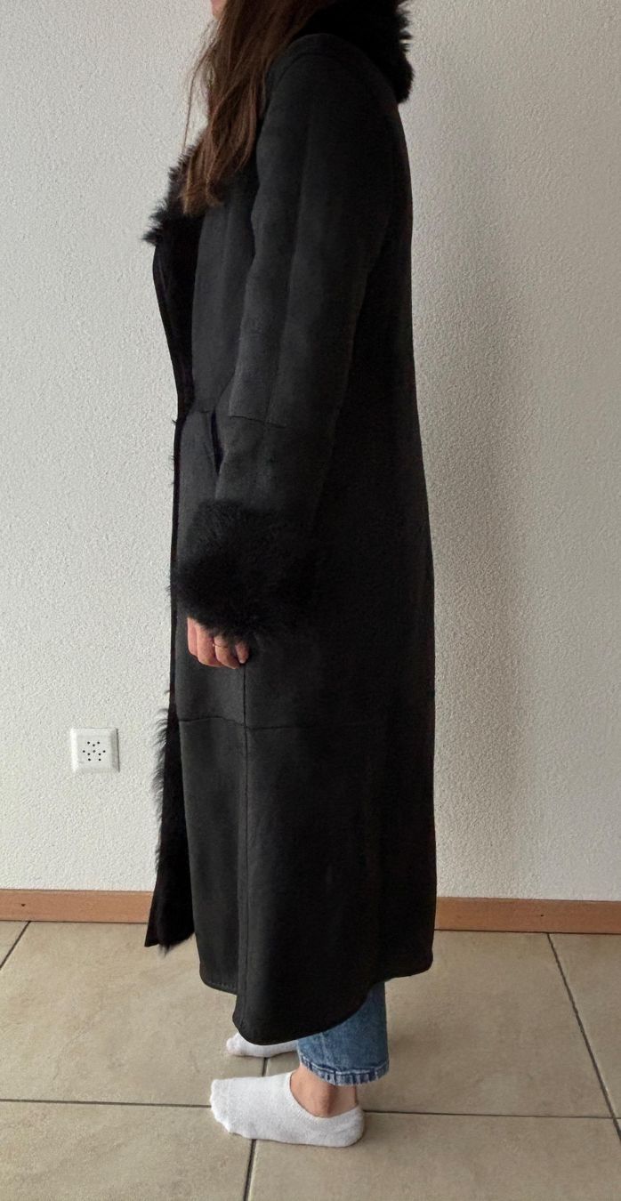 Max Mara Cappotti: Manteau Max Mara noir en fourrure – Usato da Fribourg venduto da Vinhell 7