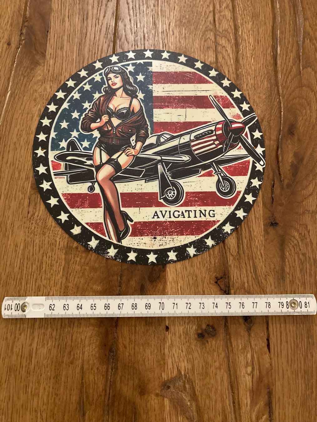 Kit di modellismo & Modellini statici: Aviation Blechschild Pin Up Girl – Nuovo e nell'imballaggio originale da Bremgarten AG venduto da Eurotiz 2