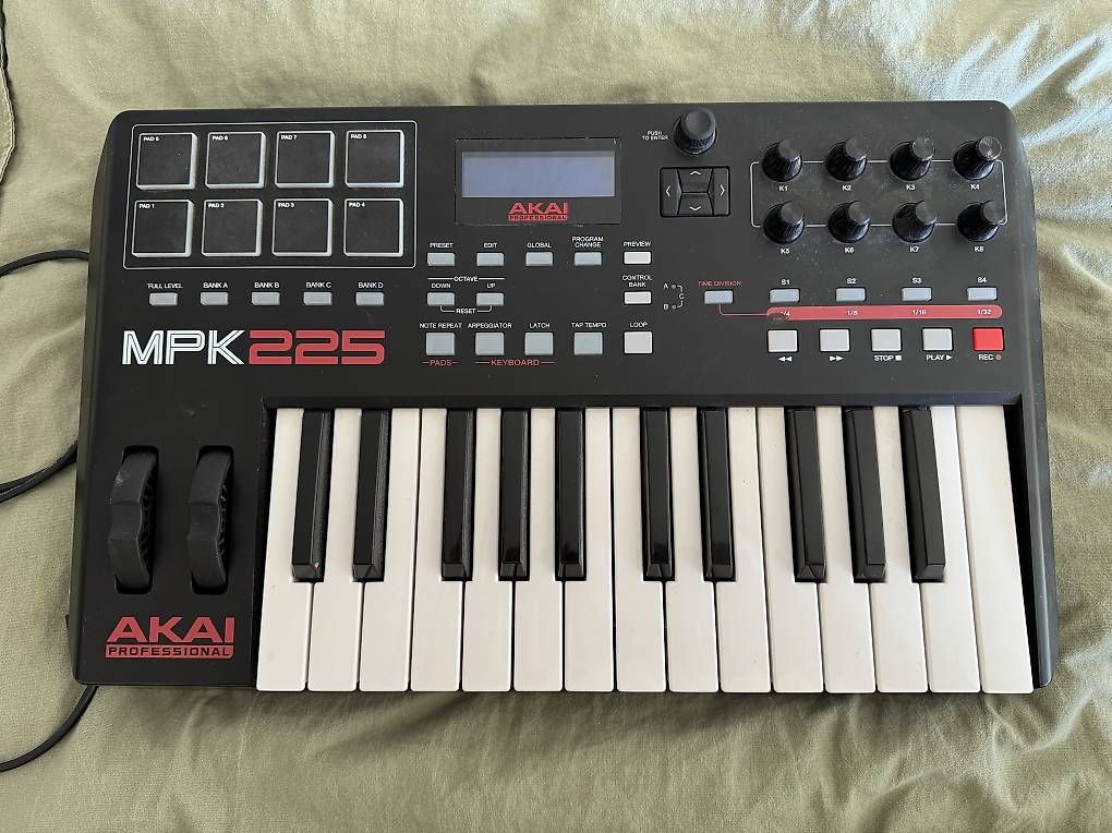 Strumenti musicali: Akai MPK 225 – Usato da Lausanne 26 venduto da joa_85xd