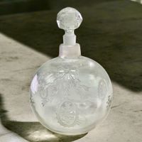 Flacon de parfum ancien avec bouchon en cristal gravé taillé