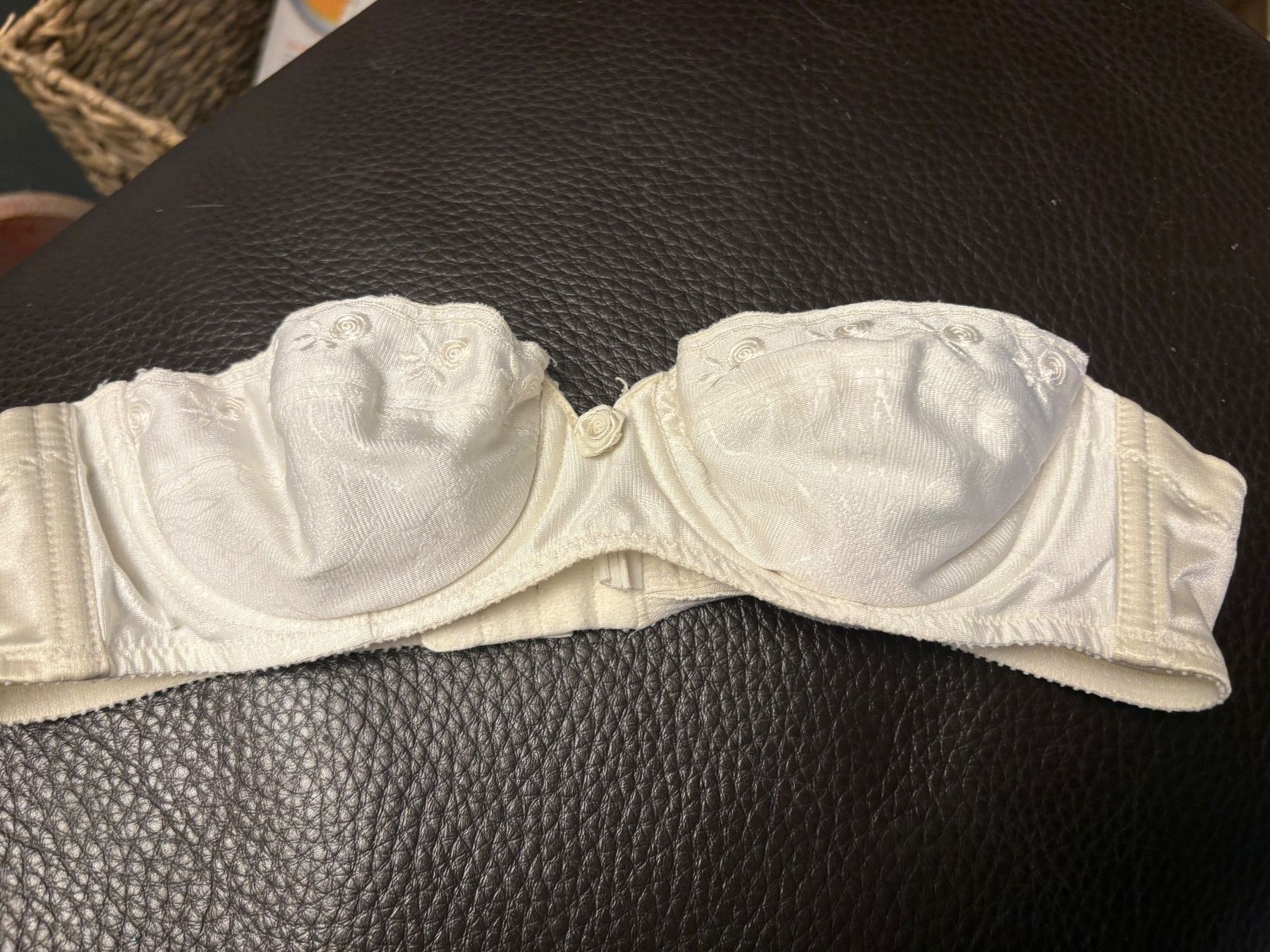 Autres dessous: Soutien-gorge bustier blanc brodé élégant – D'occasion à Lausanne par milou201619
