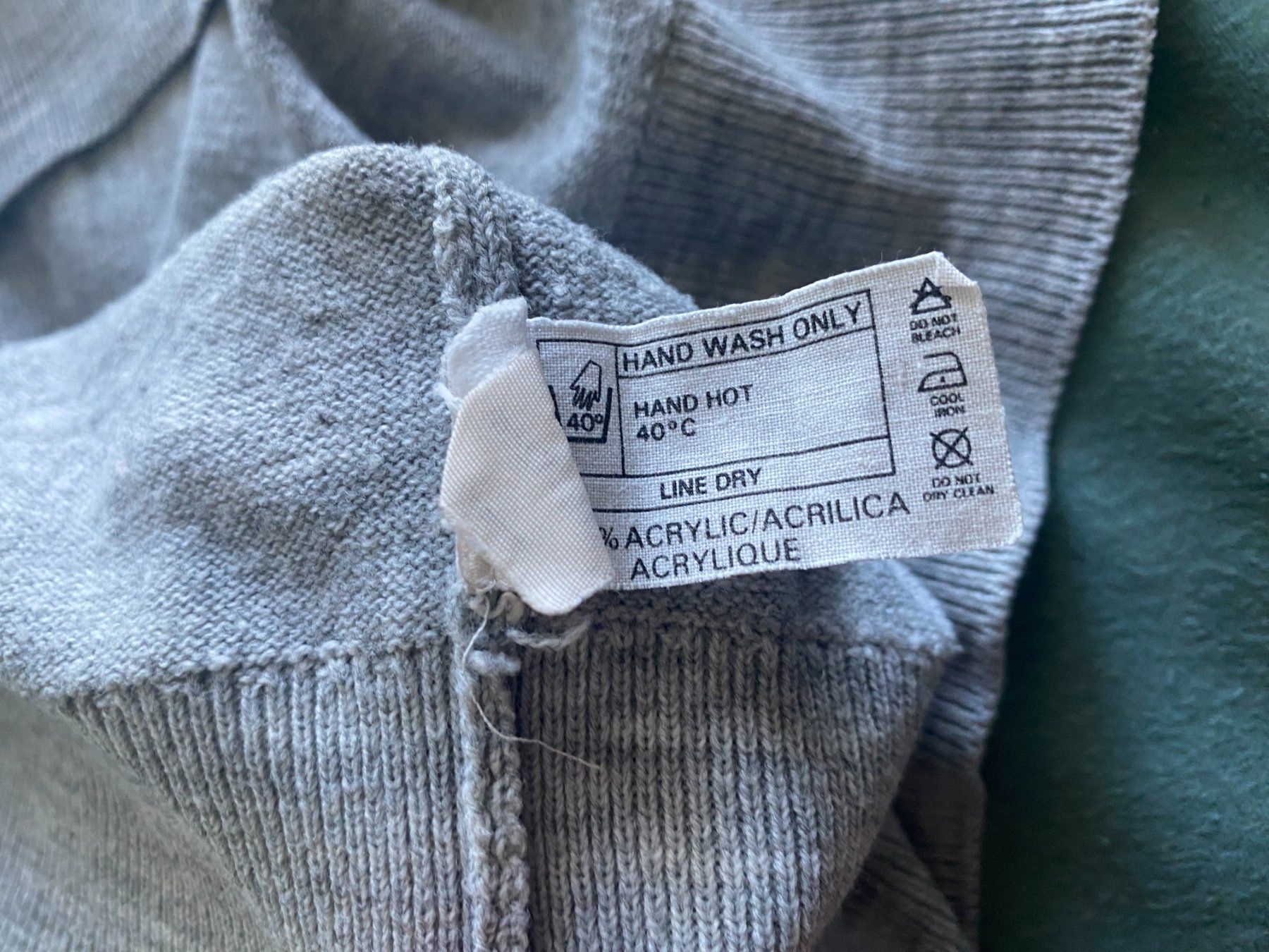 Fred Perry Maglioni & Felpe: Vintage Fred Perry Pullover, grau, V-Ausschnitt, Gr. XL – Usato da Gümligen venduto da Primeselection 3
