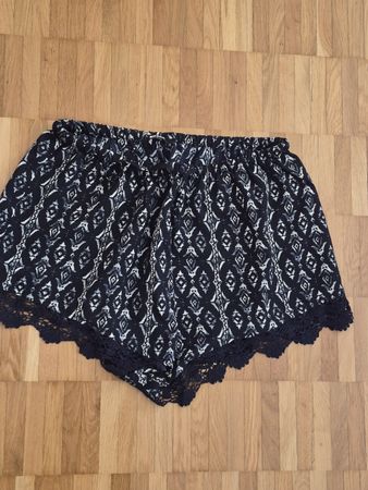 Bik Bok Sommer-Shorts, Grösse M Schwarz-Weiss gemustert