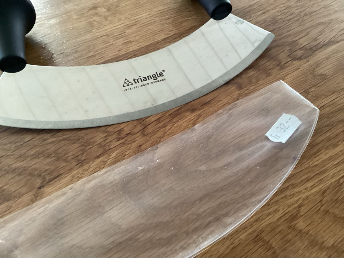 Solingen Coltelli da cucina: Triangle Halbmondmesser / Wiegemesser mit  Griffen – Nuovo (secondo la descrizione) da Schüpfheim venduto da W010 1