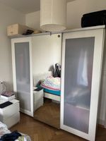 Kleiderschrank Weiss mit Schiebetüren und grossem Spiegel