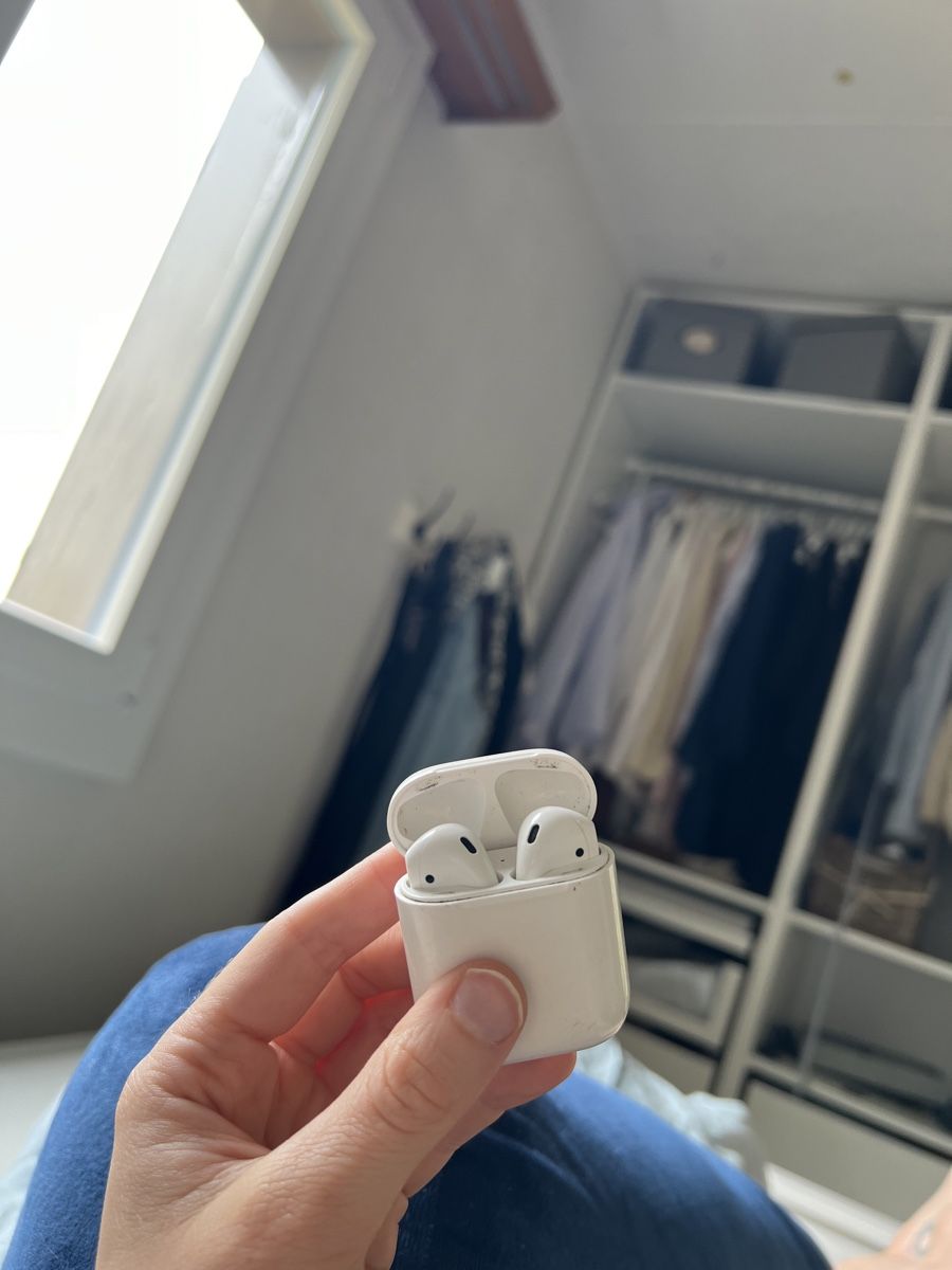 Kopfhörer: Apple AirPods, ich glaube 1. generation.  – Defekt aus Ecublens VD von milenaarnold