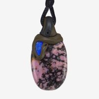 Rhodonit Steinanhänger mit eingefasstem Lapislazuli