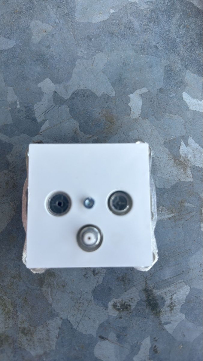 Spine: TV Multimedia Steckdose DM 20-65 – Usato da Grossaffoltern venduto da Mr._White