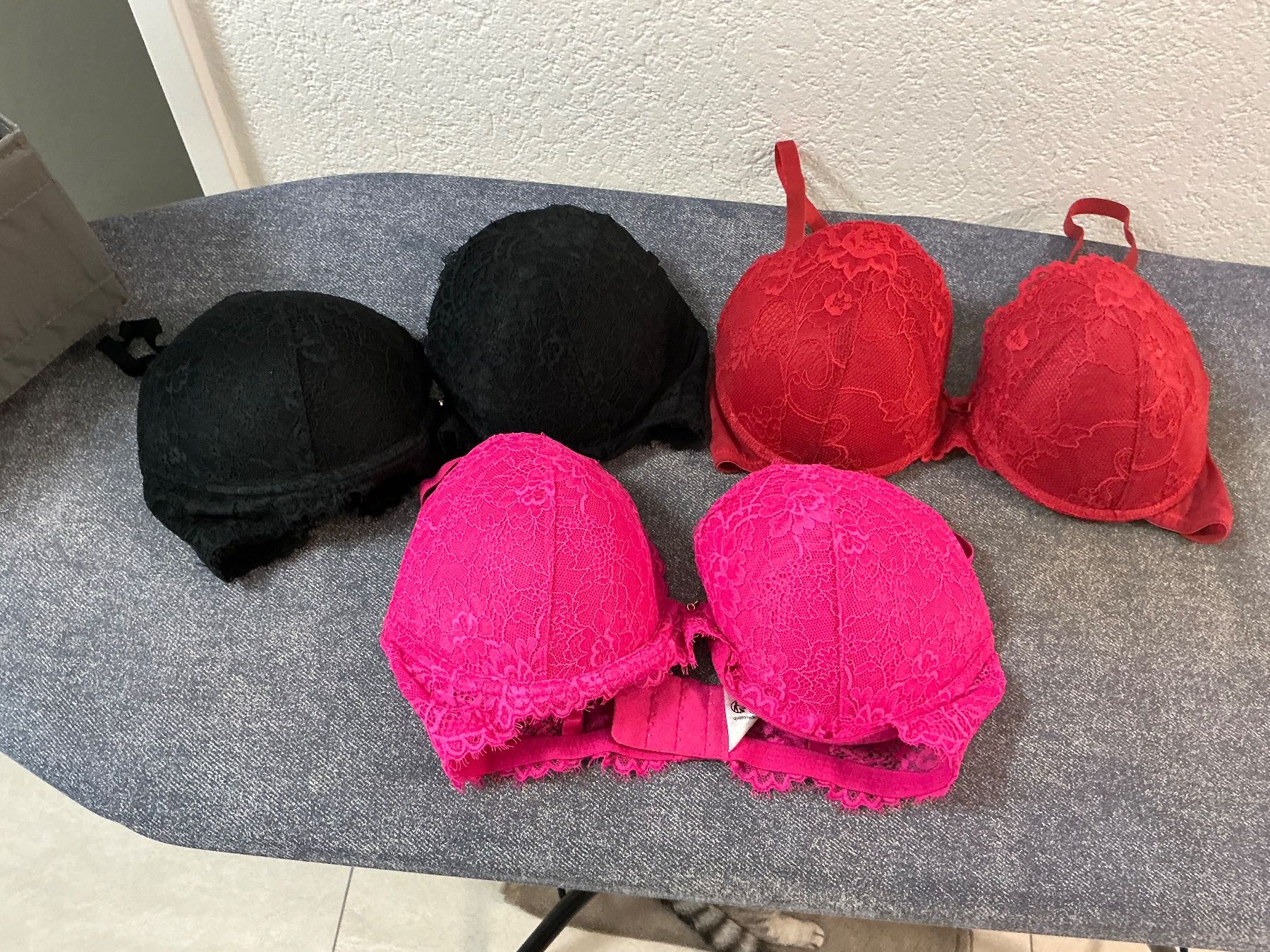 Altra biancheria intima: 3 BHs mit Spitze, verschiedene Farben, Grösse 80C – Usato da Würenlos venduto da Tina48 4