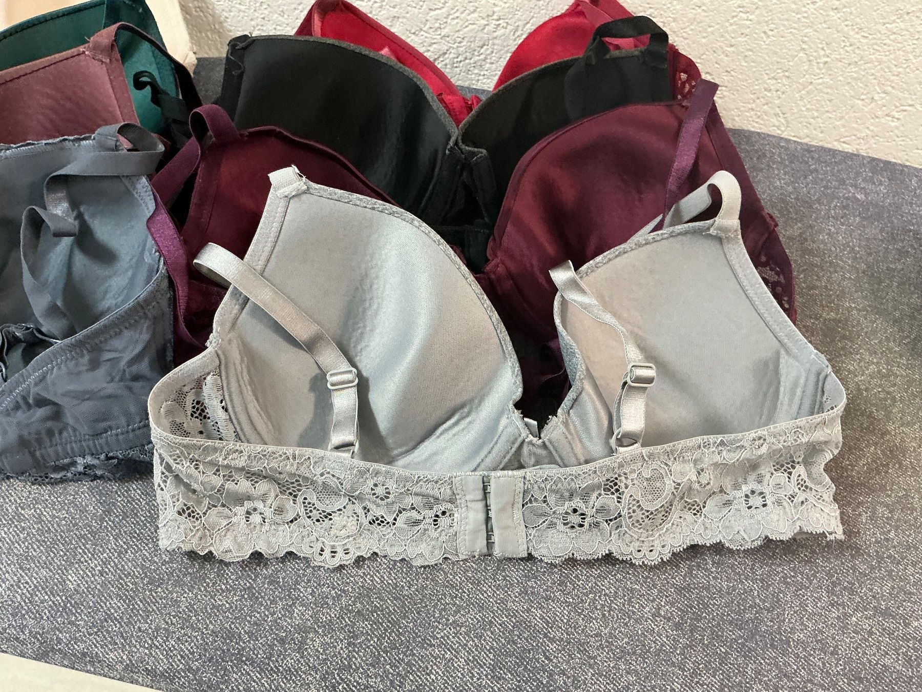 Altra biancheria intima: BH-Sammlung: Verschiedene Farben Gr.80C – Usato da Würenlos venduto da Tina48