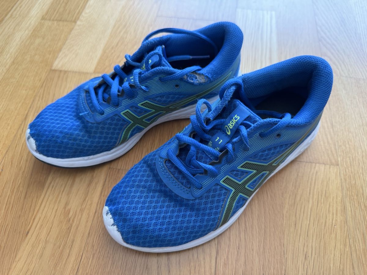 Asics Chaussures garçon: Asics Laufschuhe Gr. 35 – D'occasion à Ostermundigen par Clood 1