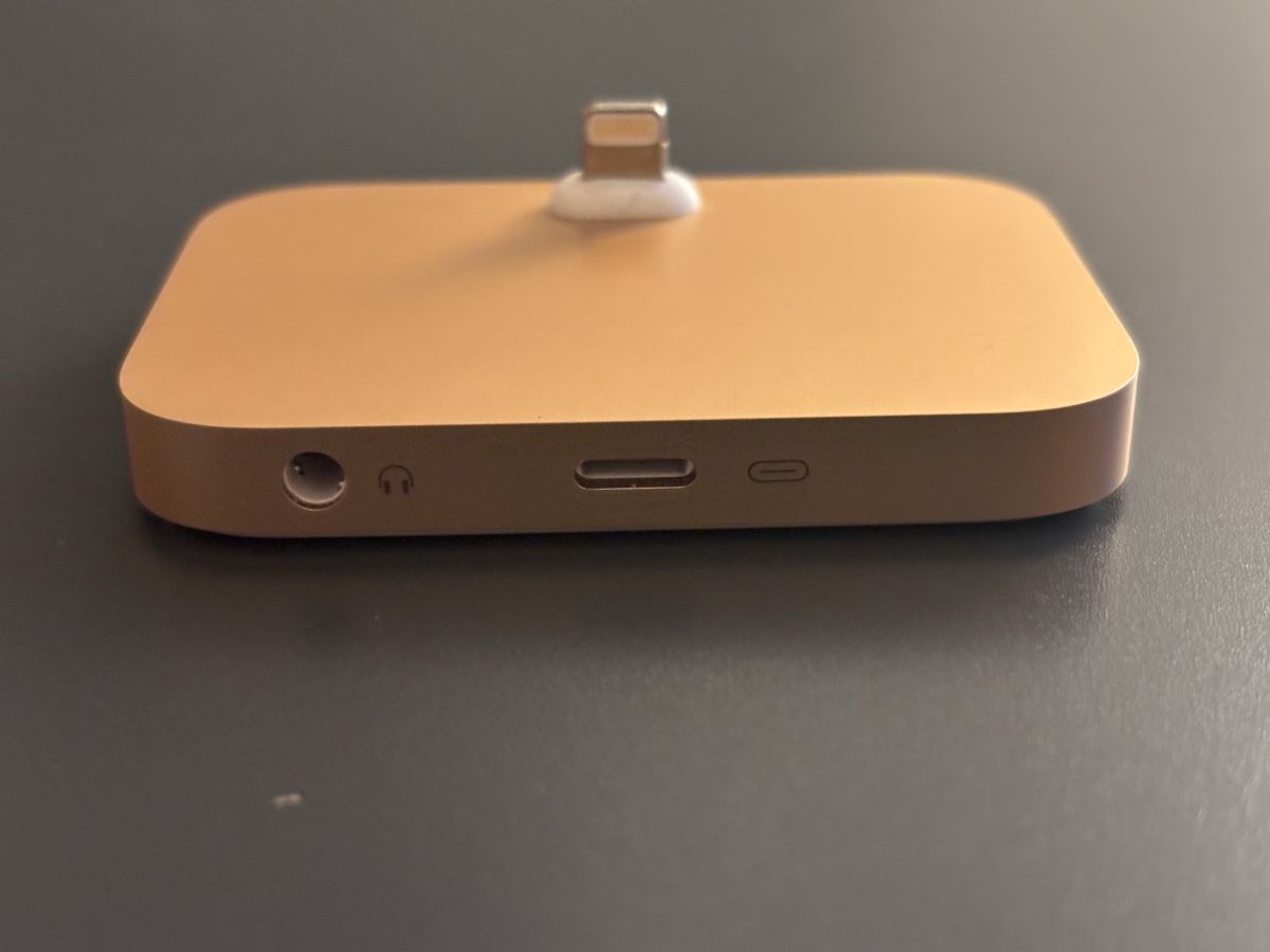 Docking station: Original Iphone Docking Station Gold – Usato da Zug venduto da Deks 1
