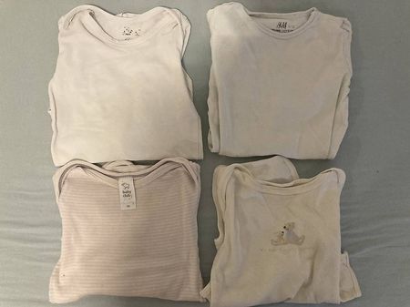 Baumwoll-Bodies Gr. 74/80  1 CHF (zum Austragen) 4 Stück