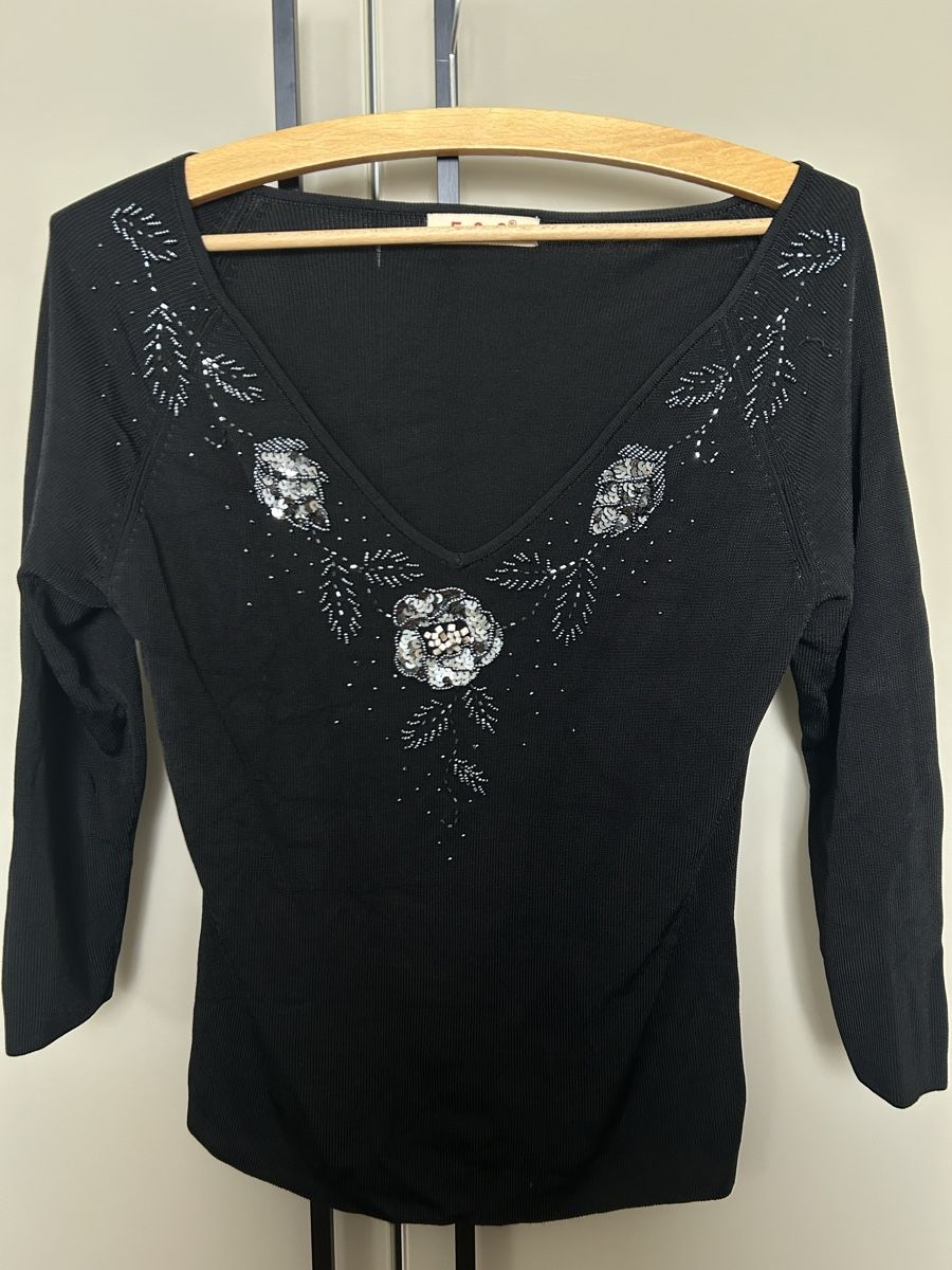 Maglioni & Felpe: Festlicher Pulli mit Pailletten Blumenmuster Grösse S bis M – Usato da St. Gallen venduto da jojan