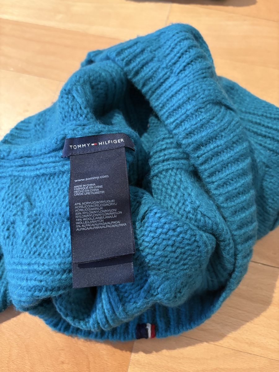 Tommy Hilfiger Copricapi, berretti & cappellini: Tommy Hilfiger hat and scarf – Usato da Rolle venduto da gos_2xy5 2