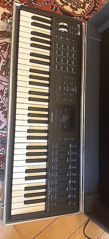 Arturia Musikinstrumente: Arturia Keylab 61 mk2 Midicontroller mit Case – Gebraucht aus Zürich von fin_5g7p