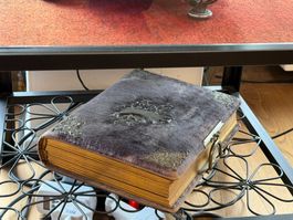 Altes Fotoalbum mit Samteinband & Metallbeschlägen – Vintage