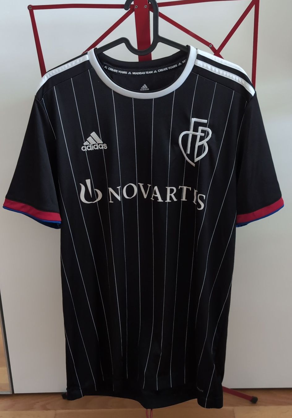 FC Basel Canottiere & Pantaloni: FC Basel Trikot Schwarz Grösse L – Usato da Laufen venduto da zum_z9hs